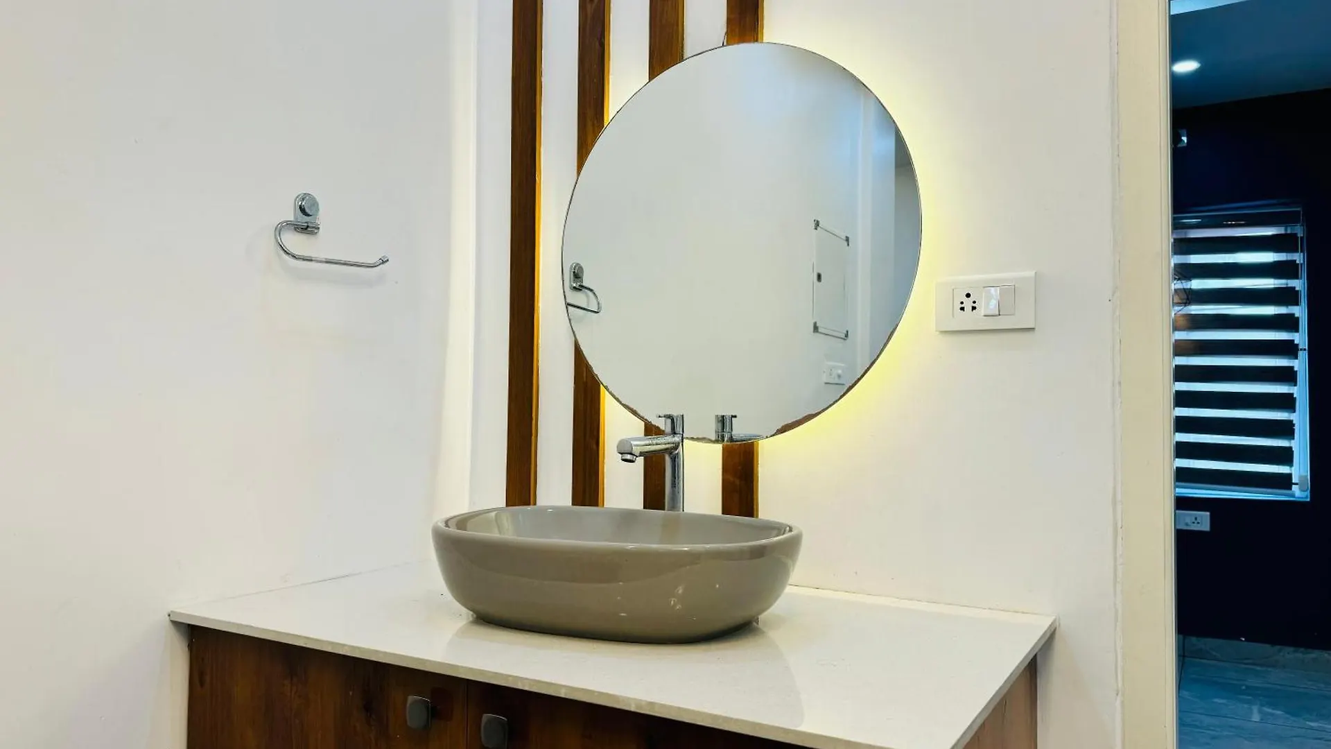 트리반드룸 Luxurious 3Bhk Grandeur 아파트 0*,